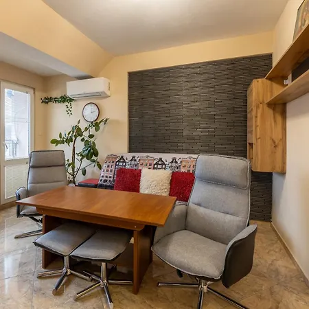 Budget Flat Near Market & Bus Station アパート *