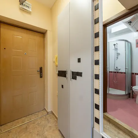 דירה Budget Flat Near Market & Bus Station וארנה