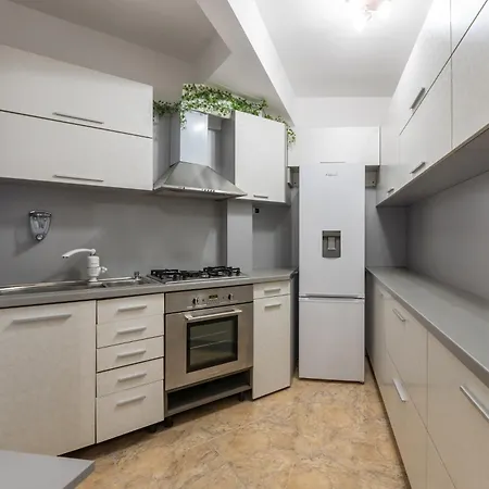 Budget Flat Near Market & Bus Station דירה וארנה