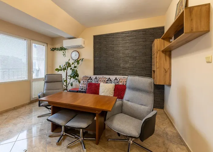 Budget Flat Near Market & Bus Station Apartament *